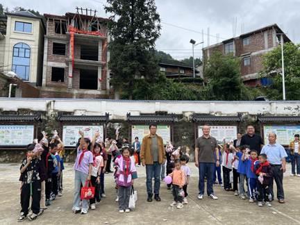 情暖乡村校园 心系教育发展：柳州市计量所端午六一慰问活动走进良冲村